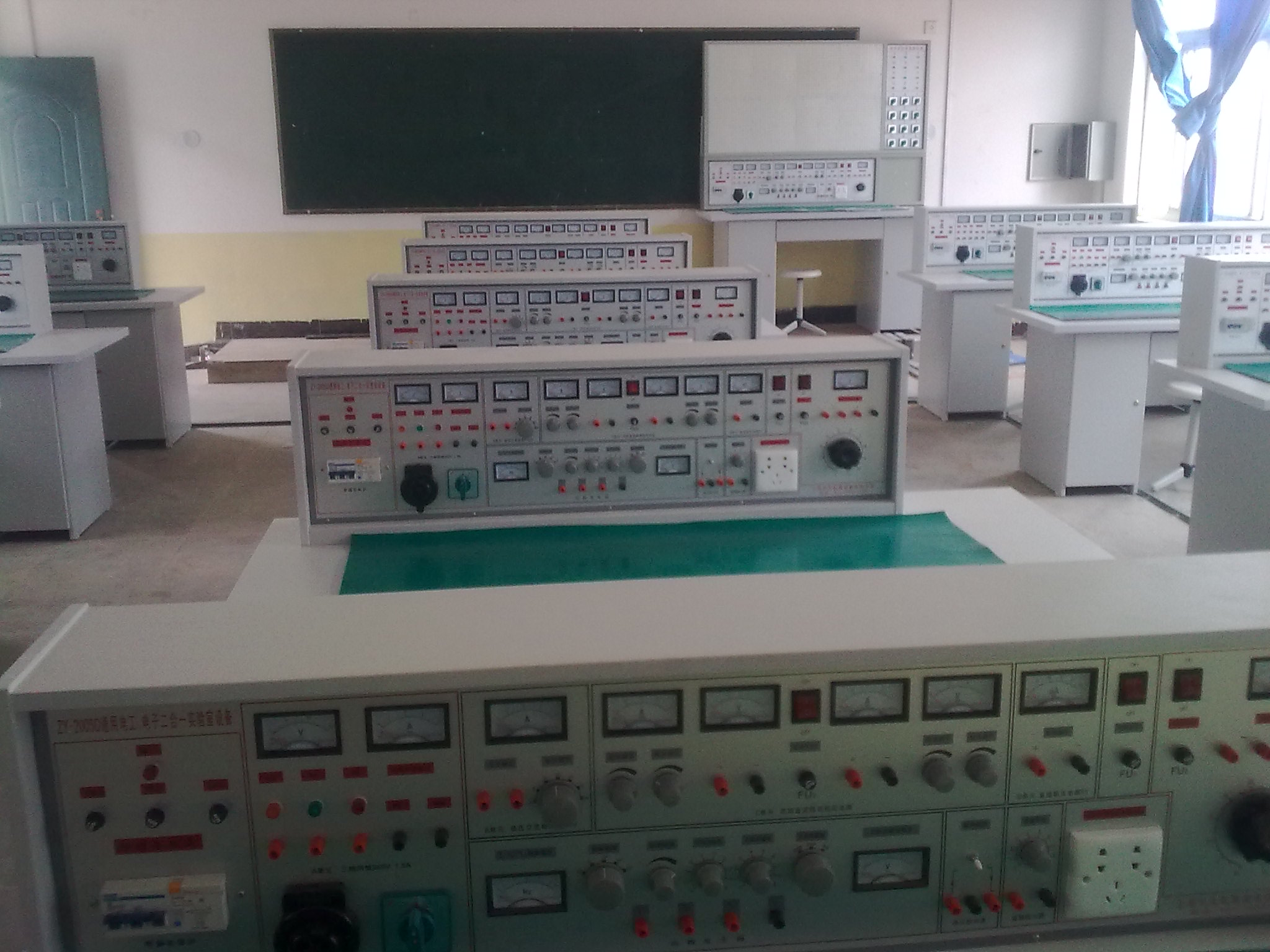 通用電工電子實(shí)驗(yàn)臺(tái),電工電子實(shí)驗(yàn)室